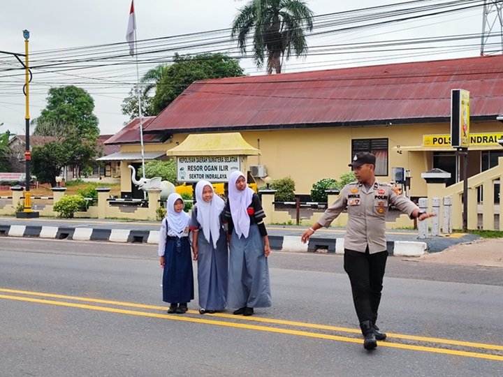 Polsek Indralaya Lakukan Pengaturan Lalu Lintas