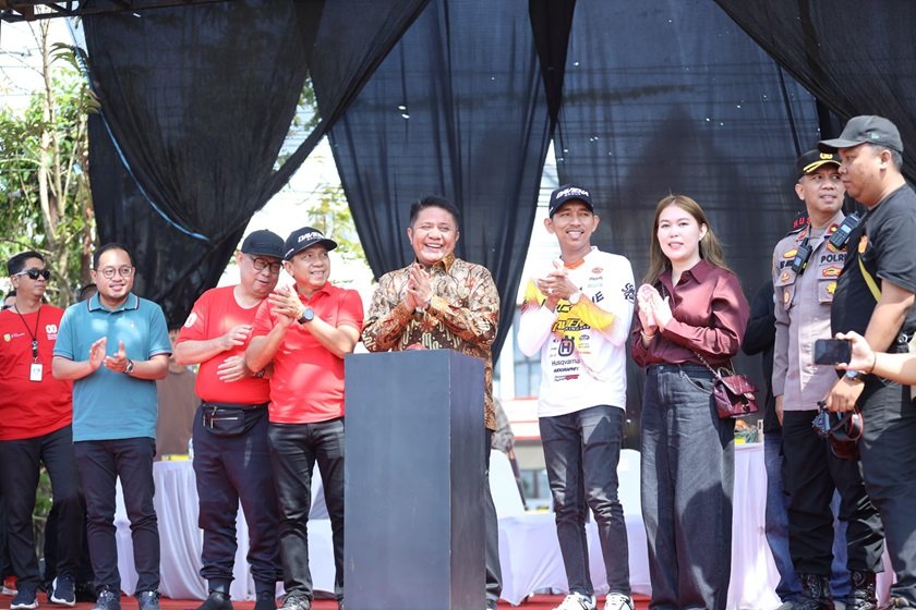 Gubernur Pada Acara Daviena racing team palembang