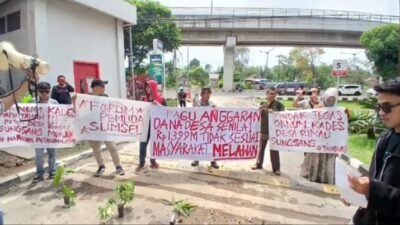 Puluhan Massa Aksi Desak Kejati Sumsel Tangani Dugaan Korupsi oknum Kades Rimau Sungsang
