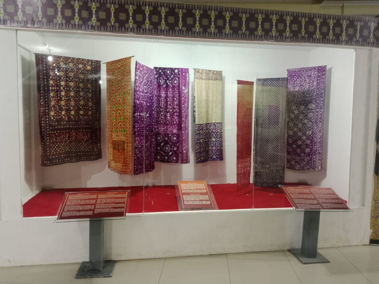 Foto kain jumputan palembang di Museum Balaputra Dewa