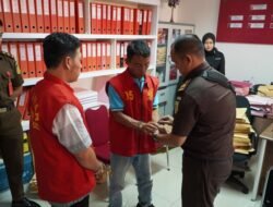 Kejati Sumsel Serahkan Dua Tersangka OTT Pemerasan Forum Kades Lahat ke JPU