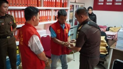 Kejati Sumsel Serahkan Dua Tersangka OTT Pemerasan Forum Kades Lahat ke JPU