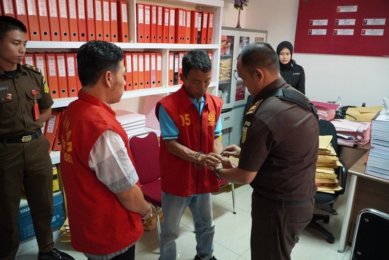 Kejati Sumsel Serahkan Dua Tersangka OTT Pemerasan Forum Kades Lahat ke JPU