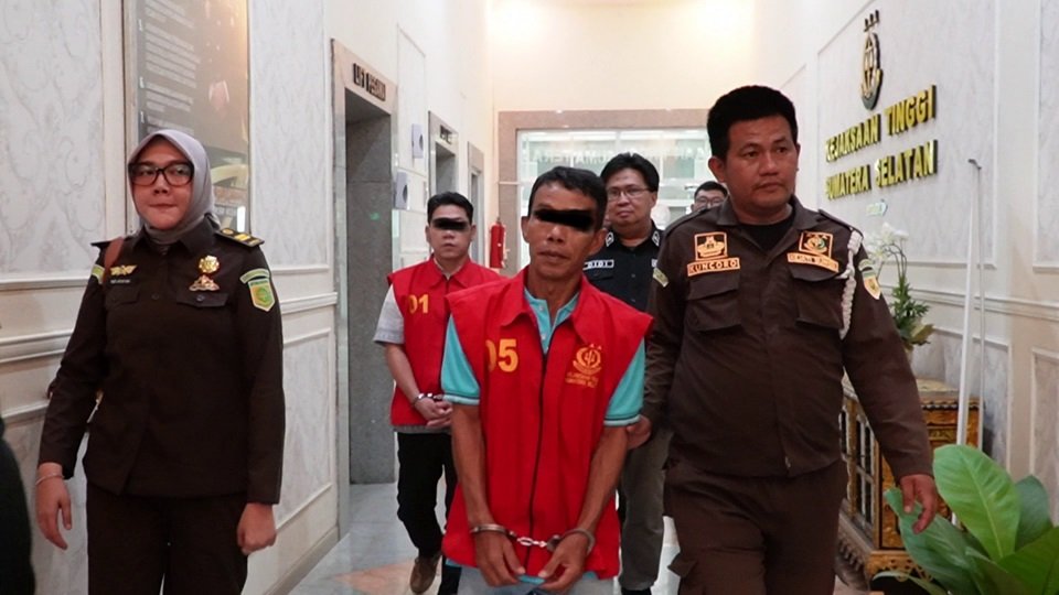 Kejati Sumsel Serahkan Dua Tersangka OTT Pemerasan Forum Kades Lahat ke JPU 2025