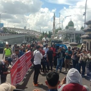 POSE RI Gelar Aksi Demo Desak Kapolda Sumsel Segera Copot Kapolsek Dan Kanit Intel Keluang, Buntut Kebakaran Beruntun Sumur Minyak Ilegal Di Muba