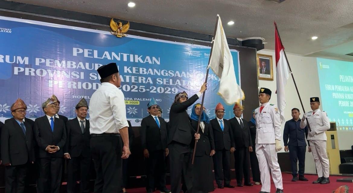 Penyerahan Pataka oleh Sultan Palembang