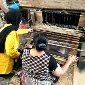 Penelitian Ungkap Songket Tanjung Pinang Jadi Penopang Ekonomi Perempuan Desa, Namun Terancam Minim Regenerasi