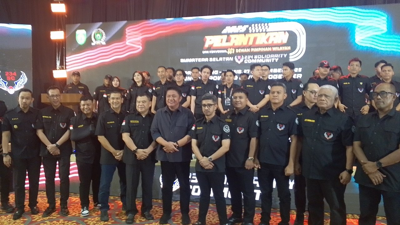 234 Solidarity Community Sumsel resmi dilantik di Gedung DPRD Sumsel. Organisasi ini menegaskan komitmen memperkuat aksi sosial, termasuk program bedah rumah, ambulans gratis, dan beasiswa penuh bagi anggota berprestasi