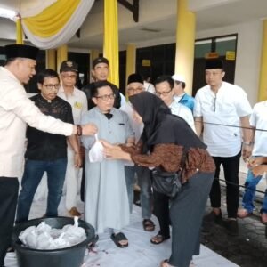 SAPI SIMENTAL KETUM DPP PARTAI GOLKAR CURI PERHATIAN DI DPD GOLKAR SUMSEL SAAT PEMOTONGAN HEWAN KURBAN